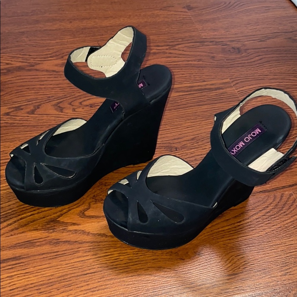 Black wedges